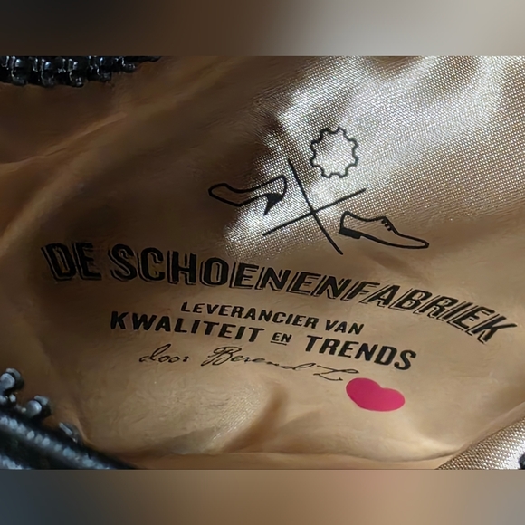 De Schoenenfabriek Black Wristlet With Embossed High Heel Shoe 8"x5.5" - Picture 3 of 5